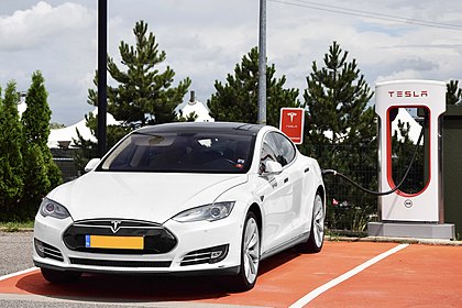 Tesla_Model_S_P90D_charging.jpg