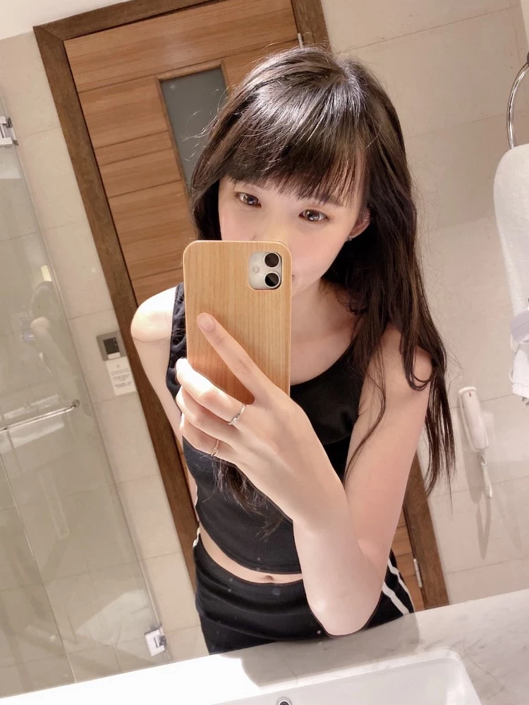174935m2oxdv4xomoehex1.webp