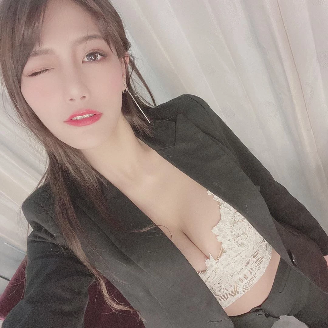1694037.webp