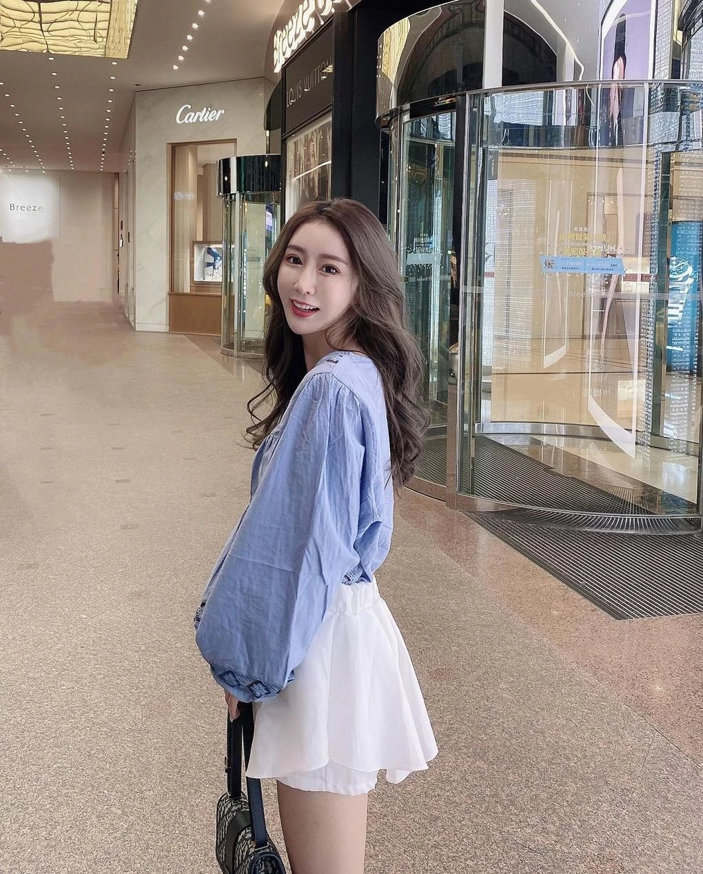 1702093.webp