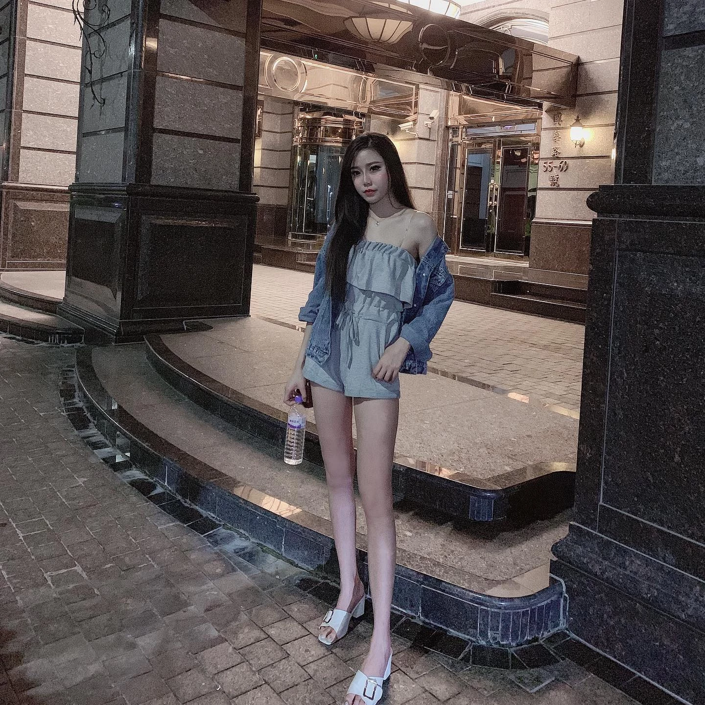 22207649.webp